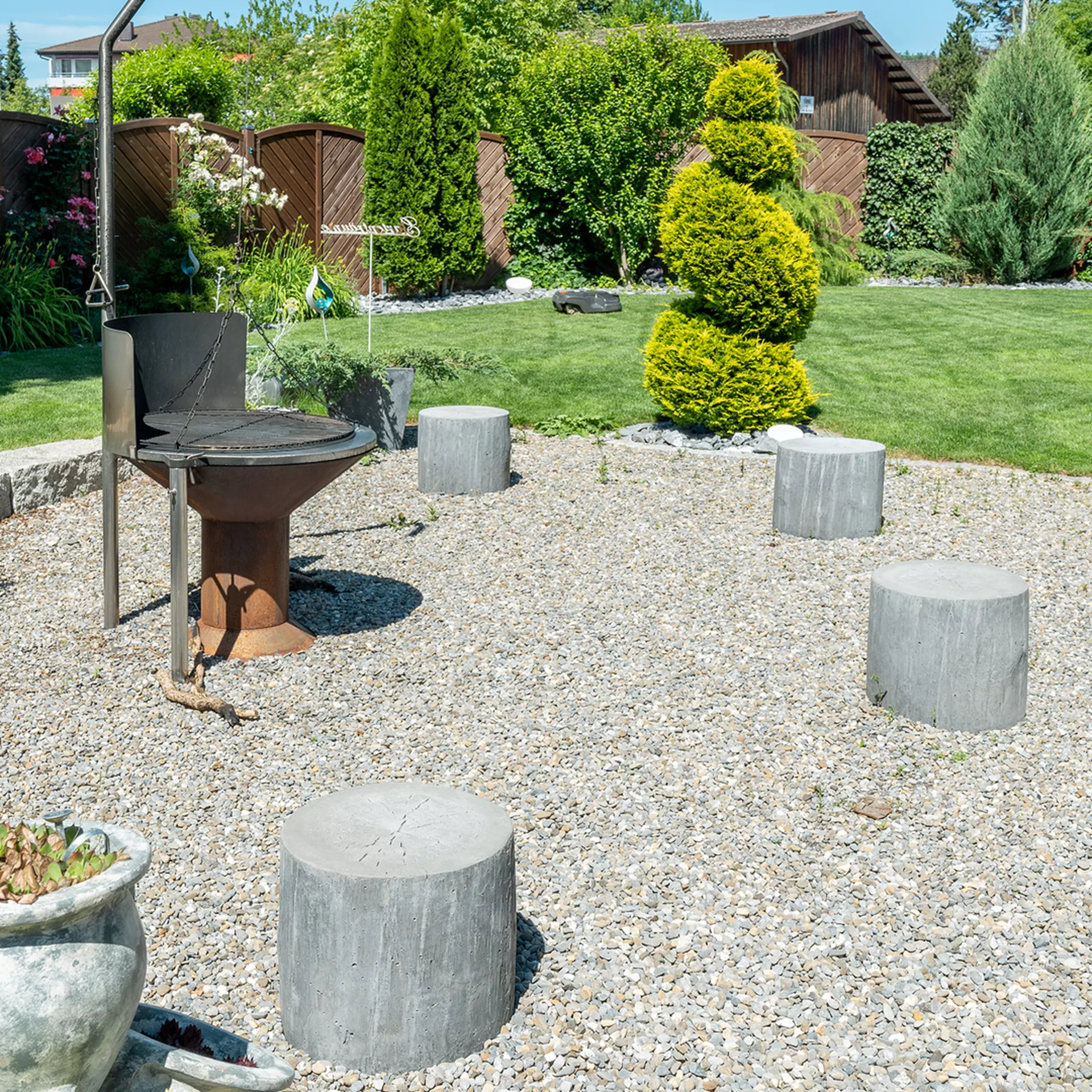 LENIA Hocker mit Holzstruktur