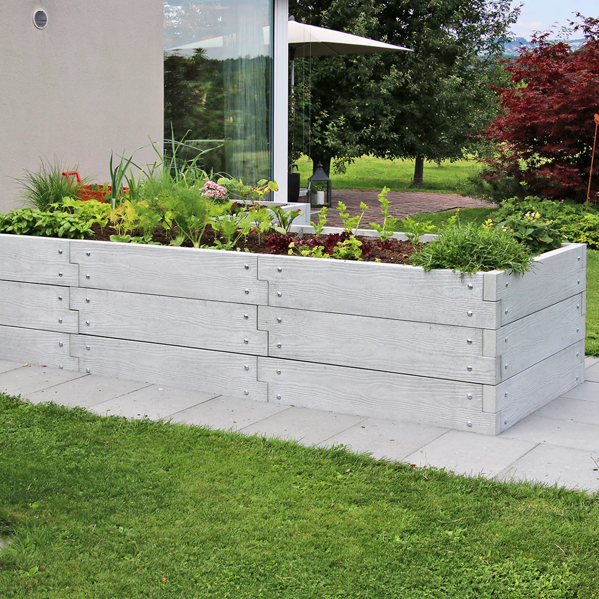 Hochbeet mit Holzstruktur