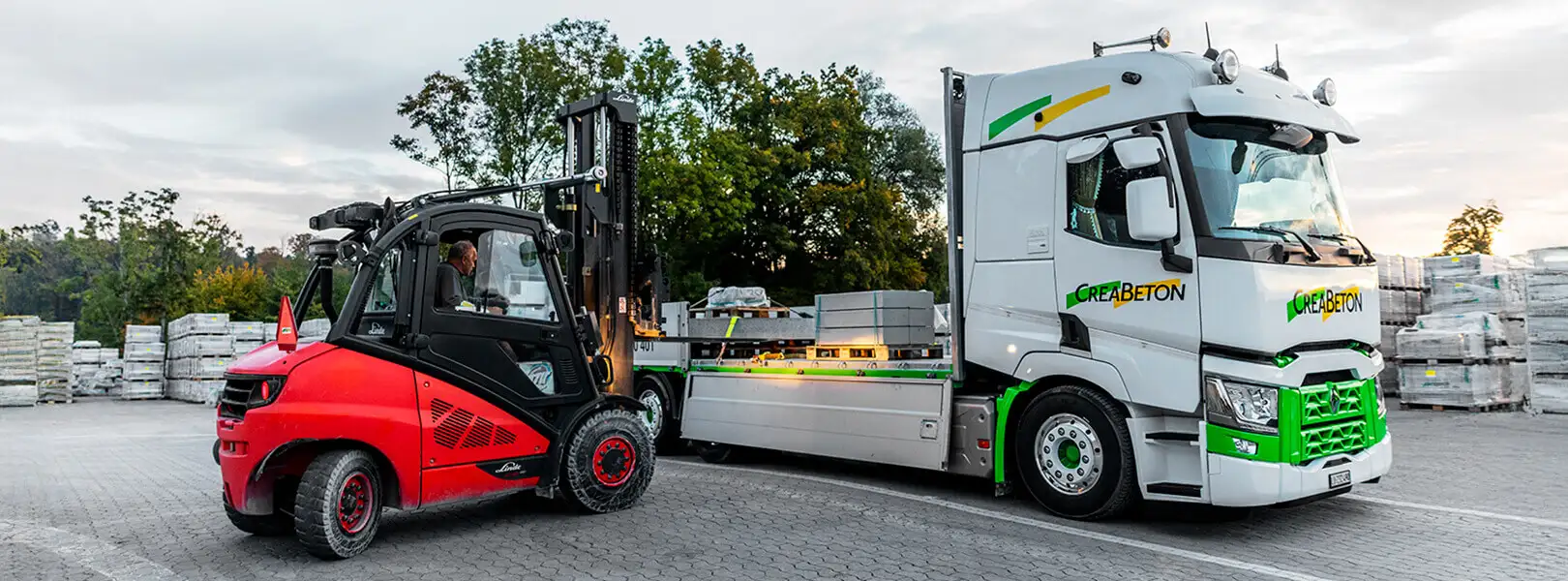 Verlad von LKW mit Stapler